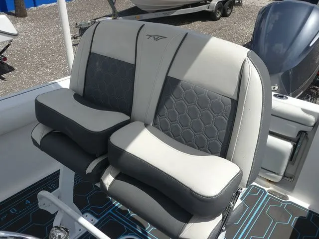 Slide: The Image of Tidewater 232 CC Adventure 2020 - 16