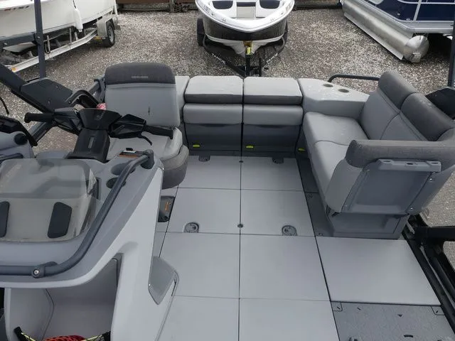 Slide: The Image of Sea-Doo Switch® Cruise 18-230 Hp Galvanized 2023 - 10