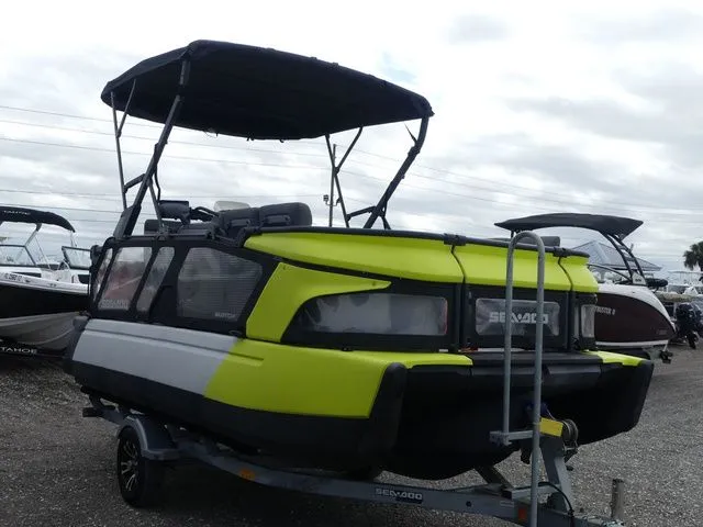 Slide: The Image of Sea-Doo Switch® Cruise 18-230 Hp Galvanized 2023 - 3
