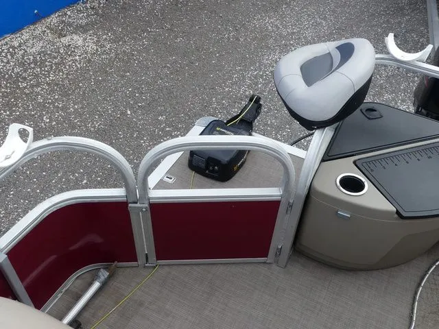 Slide: The Image of Sun Tracker Bass Buggy 18 DLX 2020 - 13