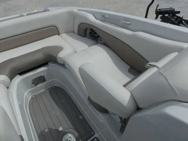 Slide: The Image of Crownline Boats E24 XS 2018 - 21