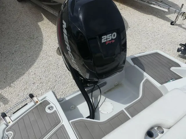 Slide: The Image of Crownline Boats E24 XS 2018 - 7