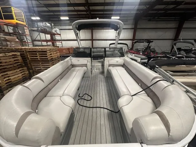 Slide: The Image of Tahoe Grand Tahoe Twin Elite Windshield 2019 - 3