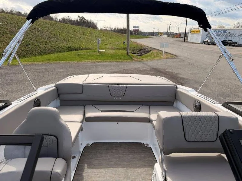 Slide: The Image of Glastron GX215 2022 - 15