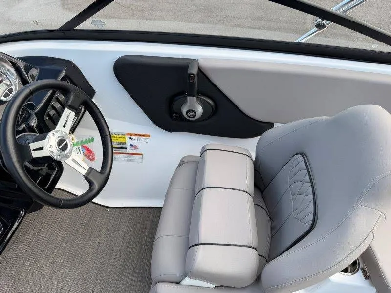 Slide: The Image of Glastron GX215 2022 - 17