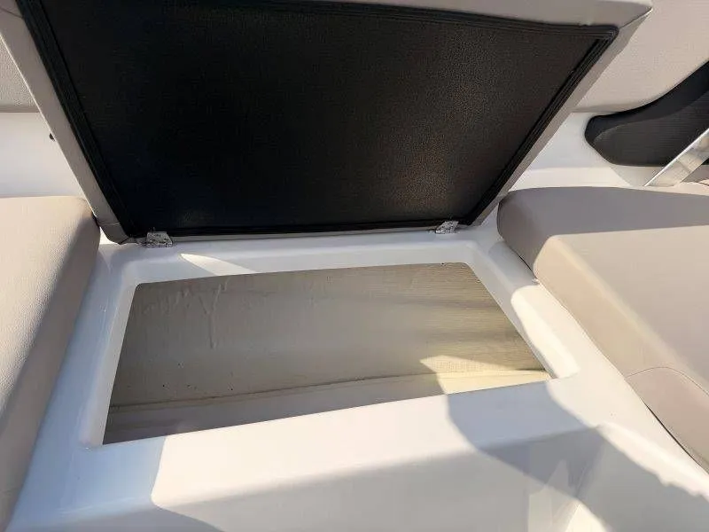 Slide: The Image of Glastron GX215 2022 - 27