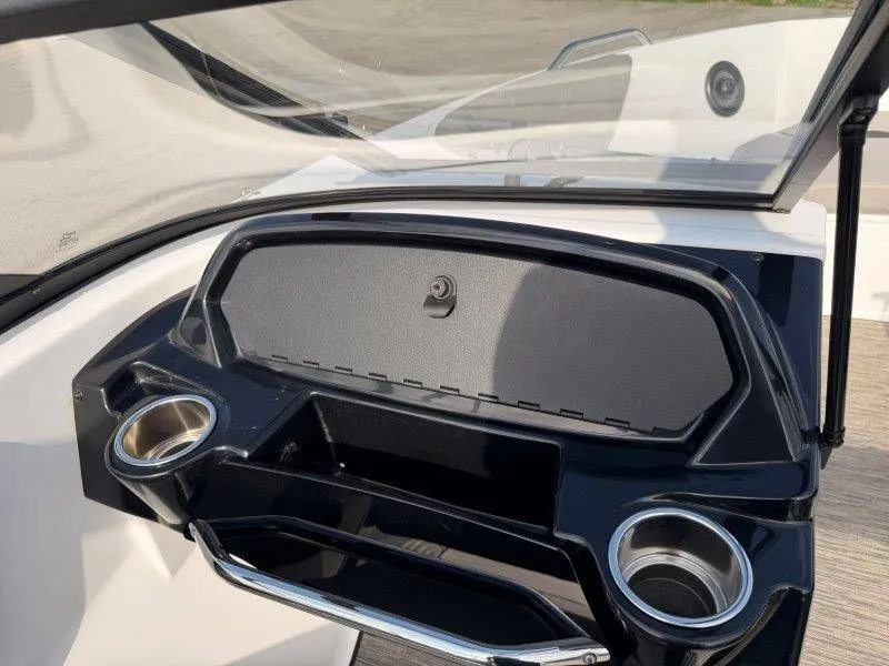 Slide: The Image of Glastron GX215 2022 - 29