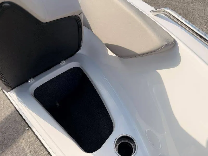 Slide: The Image of Glastron GX215 2022 - 33