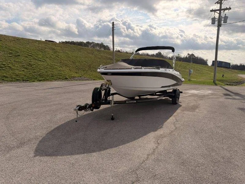 Slide: The Image of Glastron GX215 2022 - 38