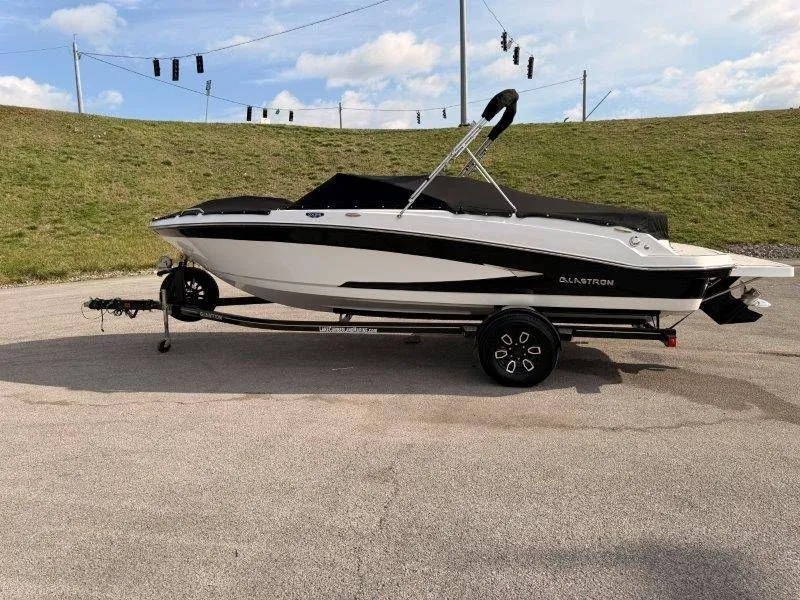 Slide: The Image of Glastron GX215 2022 - 44