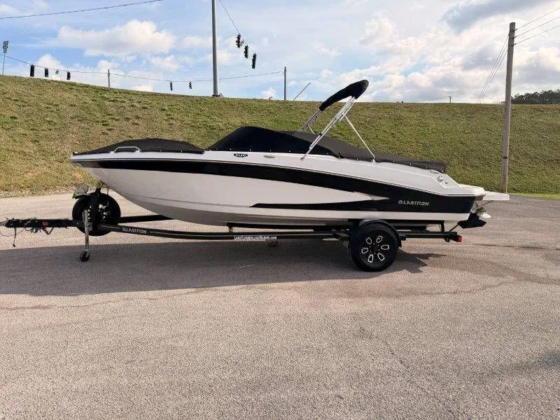 Slide: The Image of Glastron GX215 2022 - 46