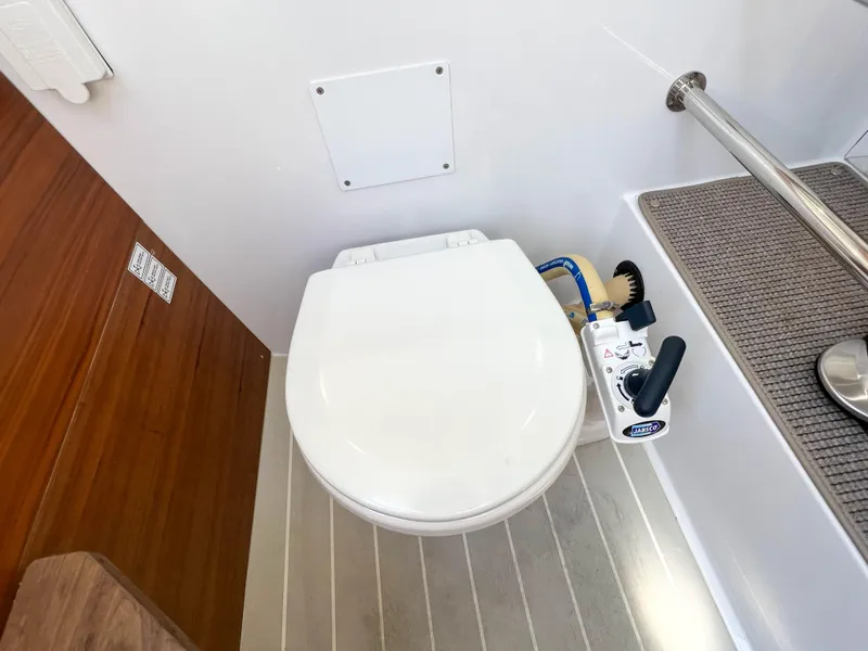 Slide: The Image of Innenraumtoilette der Axopar 28 Cabin 2020 mit Holzboden. - 23