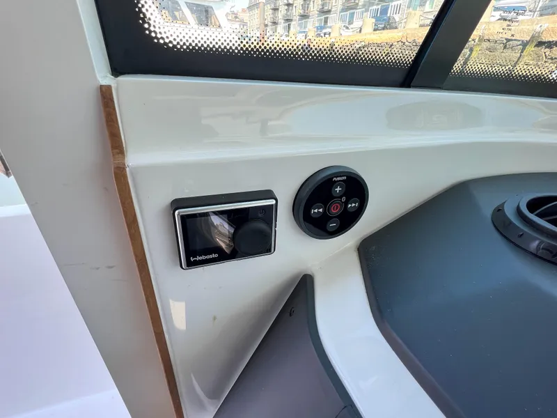 Slide: The Image of Innenraum des Axopar 28 Cabin 2020 mit Steuerungselementen. - 25
