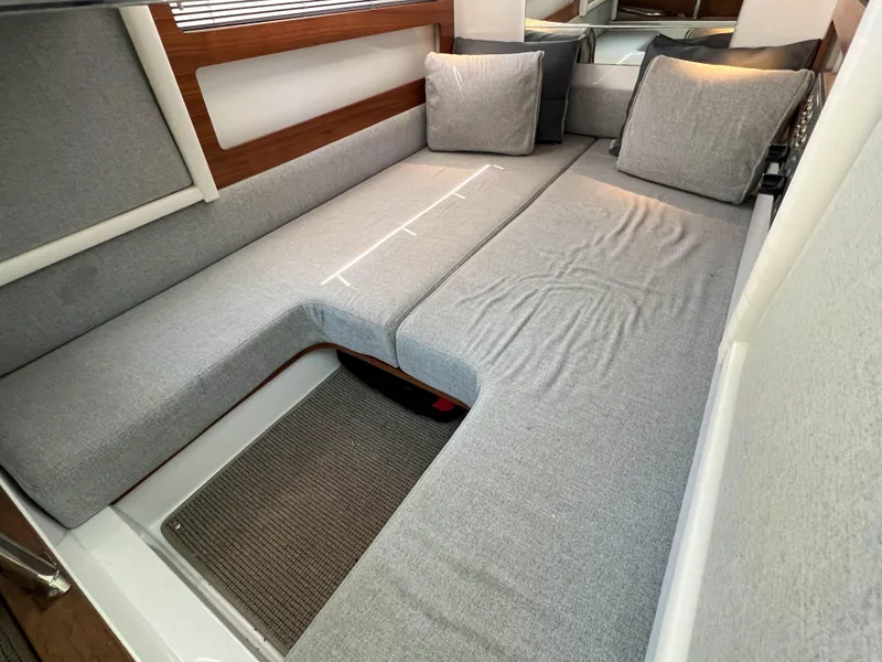 Slide: The Image of Innenraum der Axopar 28 Cabin 2020 mit grauen Polstern. - 15