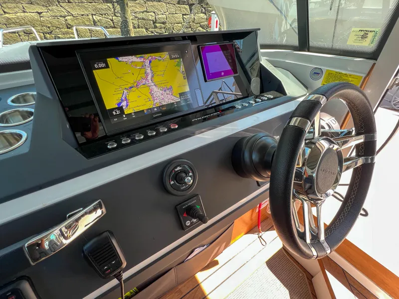 Slide: The Image of Steuerkonsole des Axopar 28 Cabin 2020 mit Navigationssystem. - 20