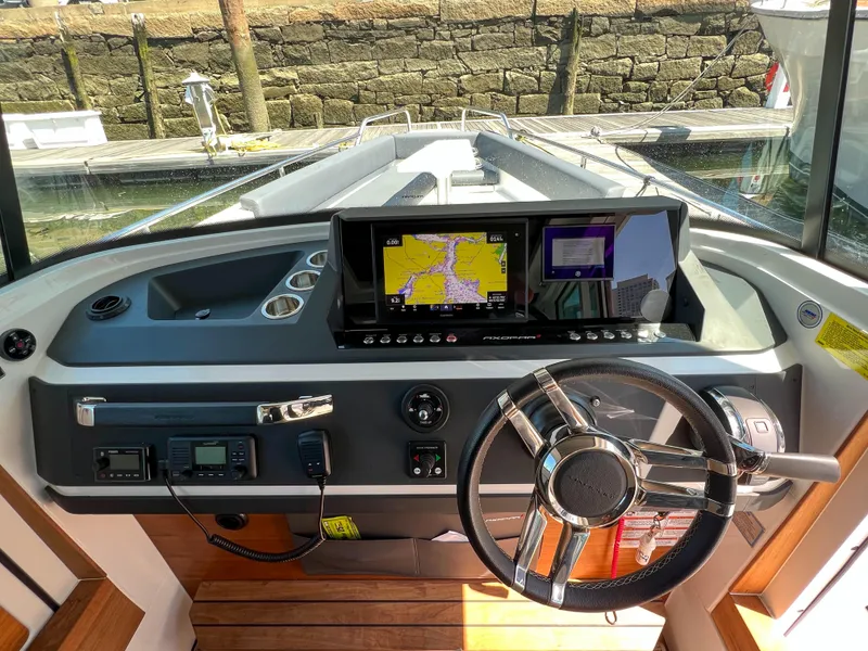 Slide: The Image of Steuerstand des Axopar 28 Cabin 2020 mit Navigationssystem. - 19