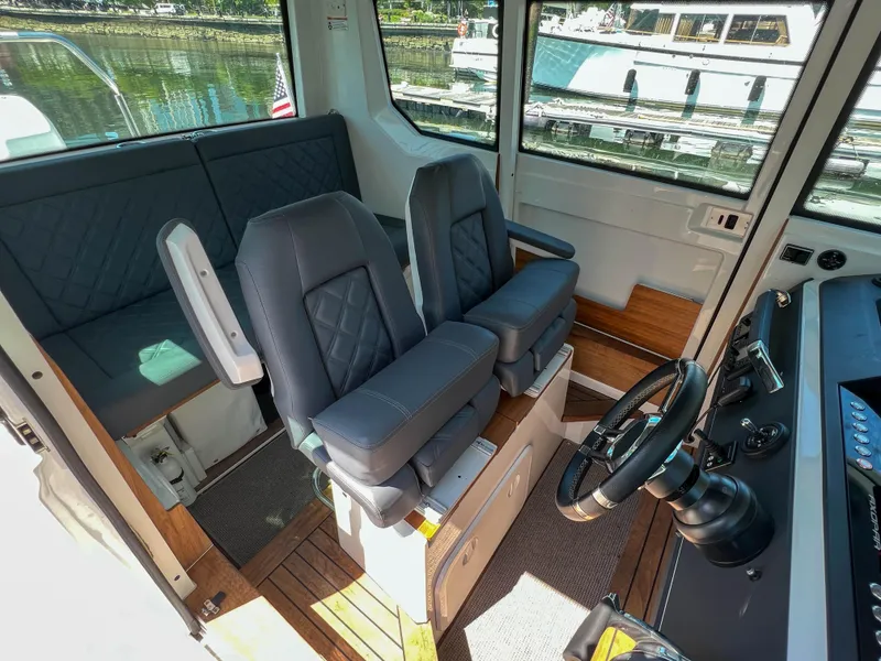 Slide: The Image of Innenraum des Axopar 28 Cabin 2020 mit modernen Sitzen. - 12