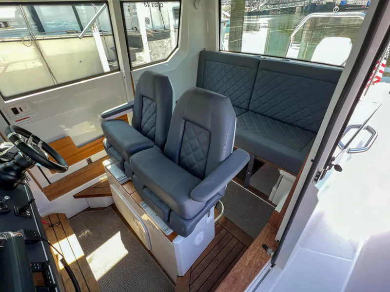 Slide: The Image of Innenraum der Axopar 28 Cabin 2020 mit grauen Sitzen. - 11