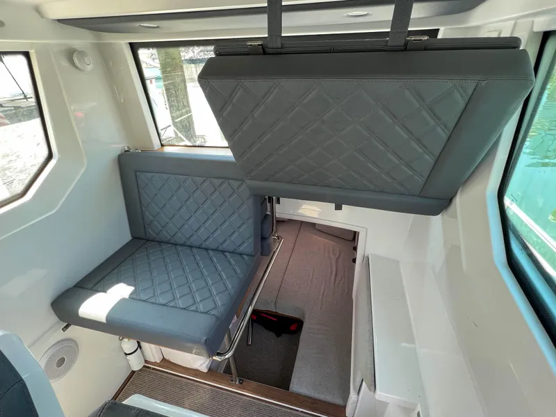 Slide: The Image of Innenraum des Axopar 28 Cabin 2020 mit grauen Polstern. - 14