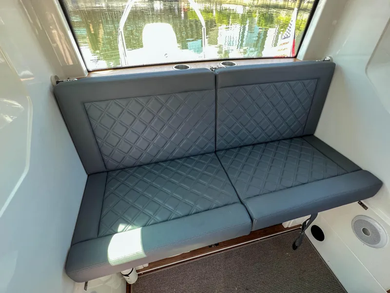 Slide: The Image of Innenraum der Axopar 28 Cabin 2020 mit gepolsterten Sitzen. - 13