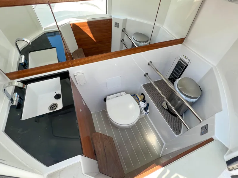 Slide: The Image of Innenraum der Axopar 28 Cabin 2020 mit Toilette und Waschbecken. - 22