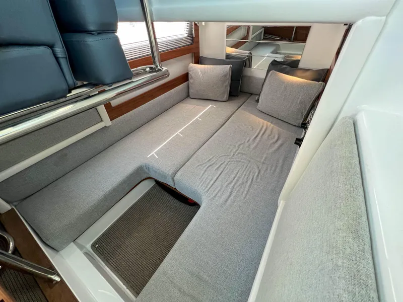 Slide: The Image of Innenraum des Axopar 28 Cabin 2020 mit grauen Polstern. - 17