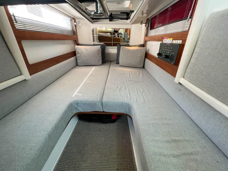 Slide: The Image of Innenraum der Axopar 28 Cabin 2020 mit grauen Polstern. - 16