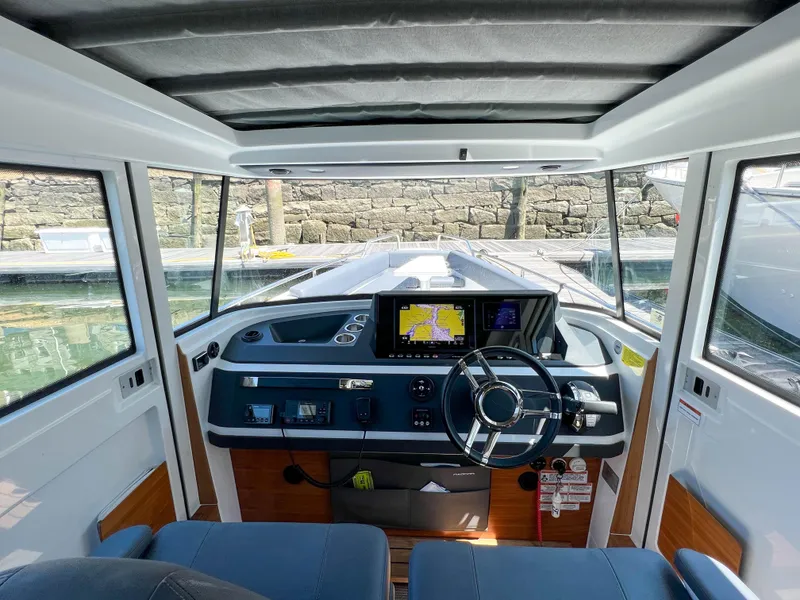 Slide: The Image of Innenansicht des Axopar 28 Cabin 2020 mit moderner Steuerkonsole. - 18
