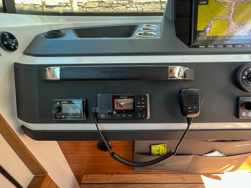 Slide: The Image of Armaturenbrett des Axopar 28 Cabin 2020 mit Navigationssystem. - 21