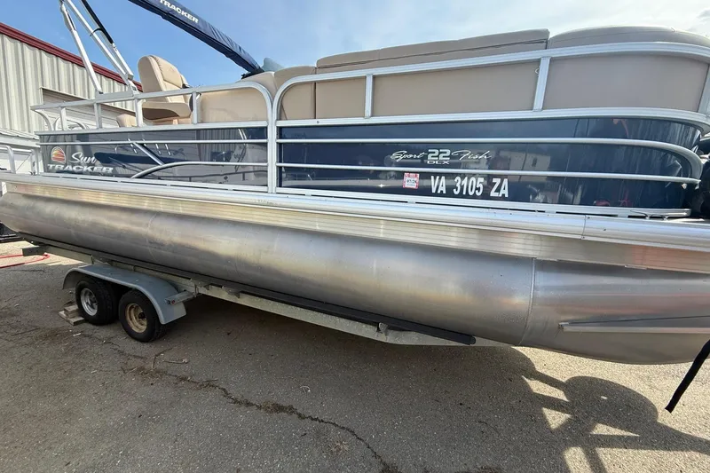 The Image of Sun Tracker SportFish 22 DLX 2019 - undefined