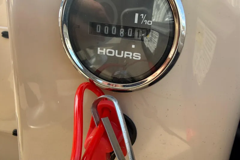 Slide: The Image of Hour meter reading 80.1 hours on 2019 Sun Tracker SportFish 22 DLX boat. - 30