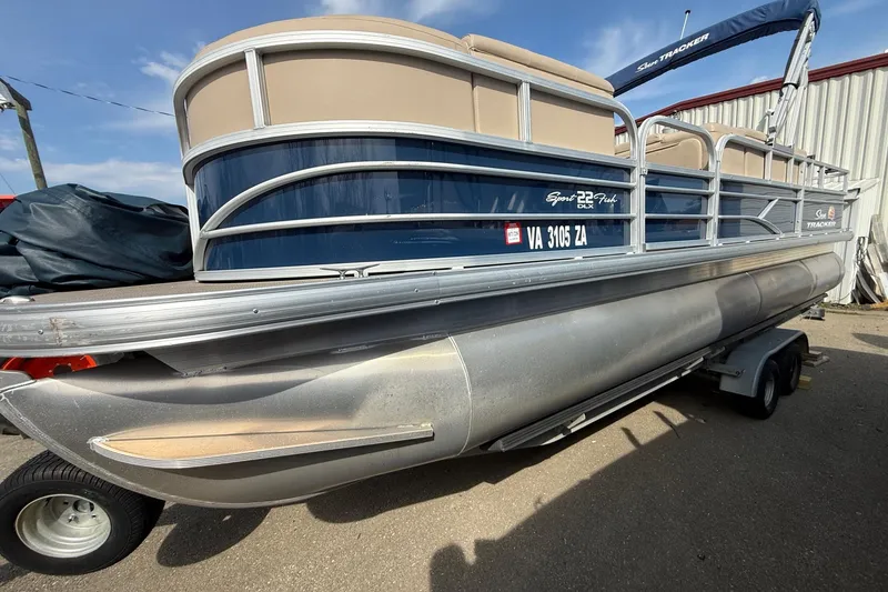 Slide: The Image of 2019 Sun Tracker SportFish 22 DLX pontoon boat on trailer, side view. - 4