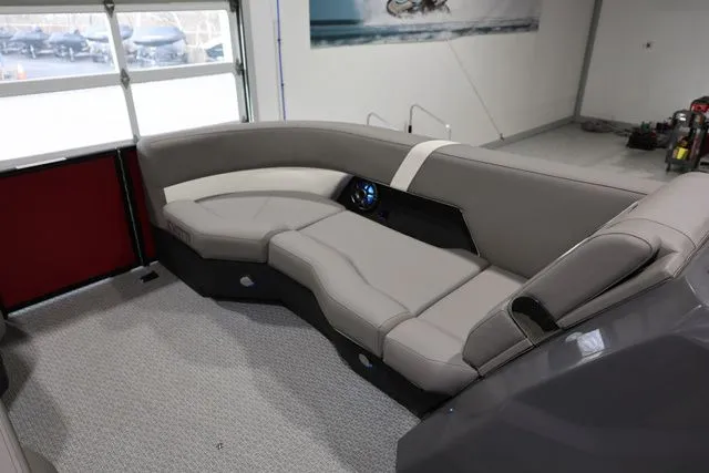 Slide: The Image of Evotti 521 CS Tritoon 2026 - 16