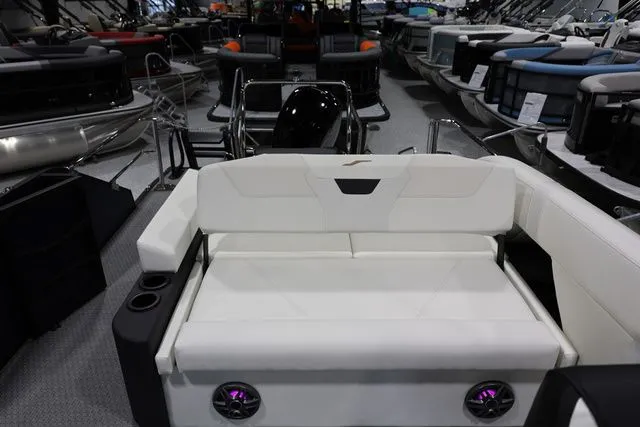 Slide: The Image of Evotti 523 CS Tritoon 2026 - 10