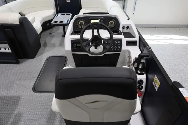 Slide: The Image of Evotti 523 CS Tritoon 2026 - 12