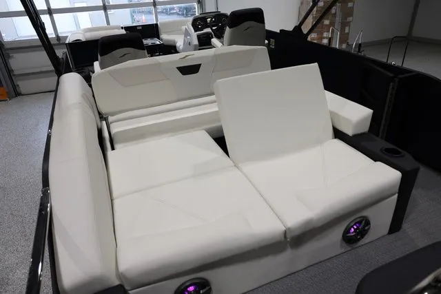 Slide: The Image of Evotti 523 CS Tritoon 2026 - 24