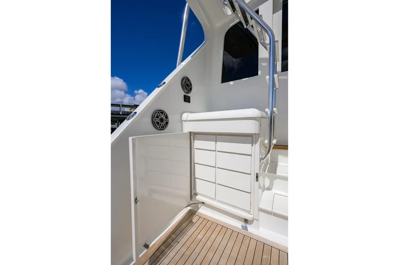 Slide: The Image of 2003 American Custom Yachts Sport Fisherman deck with storage and speakers. - 14