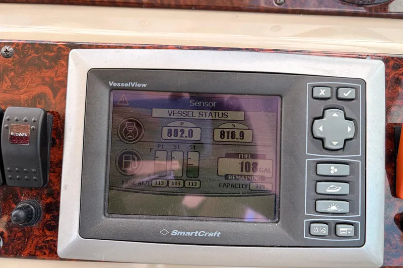 Slide: The Image of SmartCraft VesselView display on 2008 Sea Ray Sundancer 350 showing fuel status and vessel data. - 21