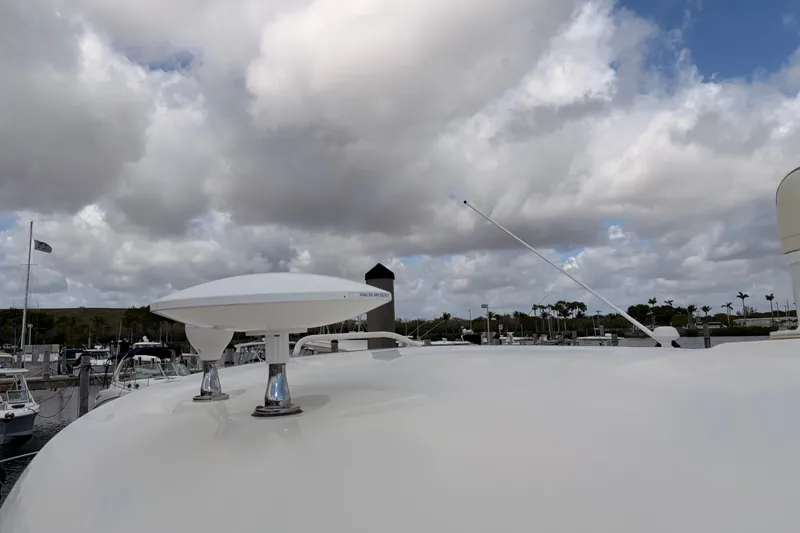 Slide: The Image of 2008 Sea Ray Sundancer 350 yacht with radar, docked under cloudy sky. - 46