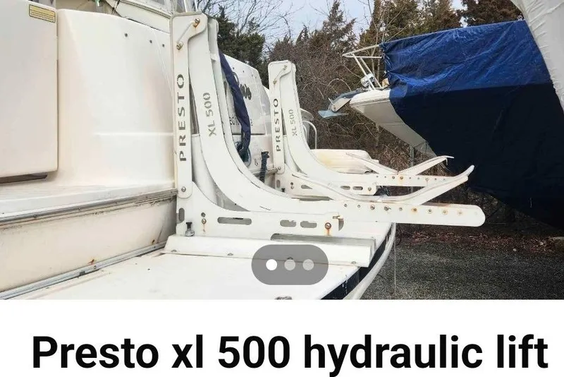Slide: The Image of Presto XL 500 hydraulic lift on 1997 Sea Ray 400 Sedan Bridge yacht. - 14