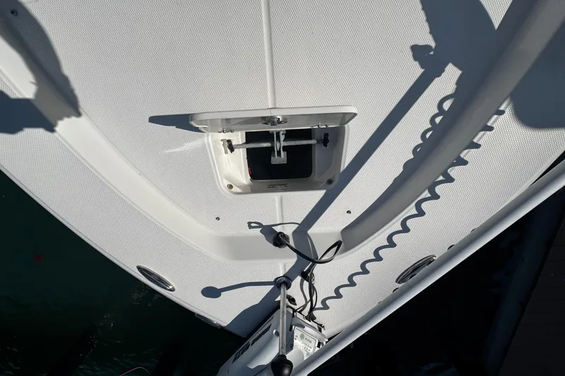 Slide: The Image of 2015 Robalo 226 Cayman boat deck with trolling motor and hatch. - 40
