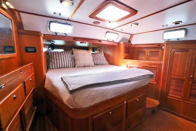 Slide: The Image of Luxurious cabin interior of 2009 Passport Vista 515 Center Cockpit yacht. - 18