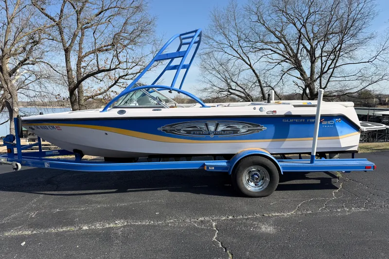 The Image of Nautique Super Air Nautique 210 2004 - undefined