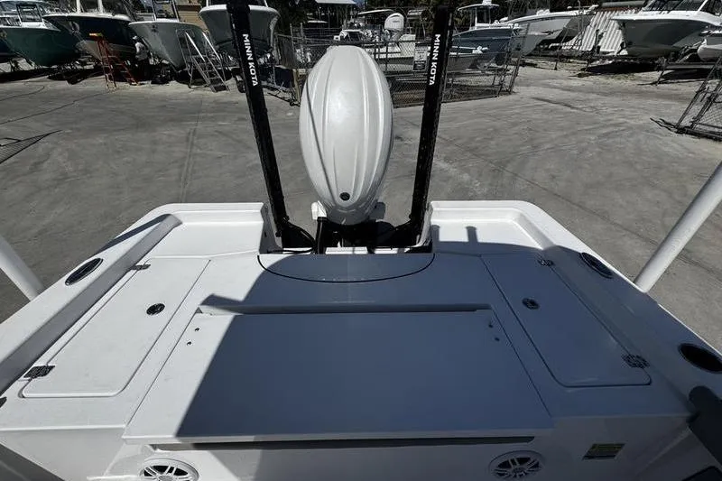 Slide: The Image of 2024 SPORTMAN MASTERS 227 boat deck with Minn Kota trolling motor. - 27