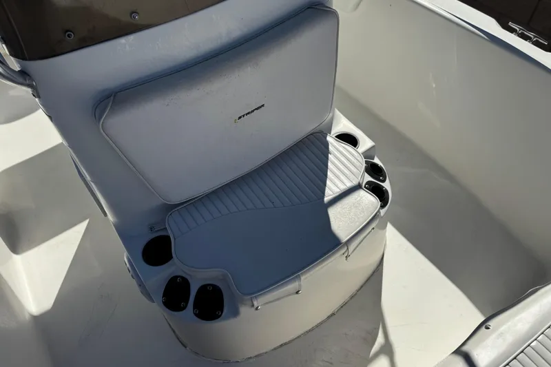 Slide: The Image of 2006 Seaswirl Striper 1851 Center Console boat seat with cup holders. - 13