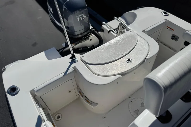 Slide: The Image of 2006 Seaswirl Striper 1851 Center Console O/B with Yamaha 115 engine, interior view. - 18