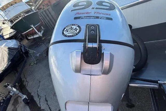 Slide: The Image of 2023 North River 23' Seahawk boat engine with 9.9 Power Thrust and Power Tilt features. - 6