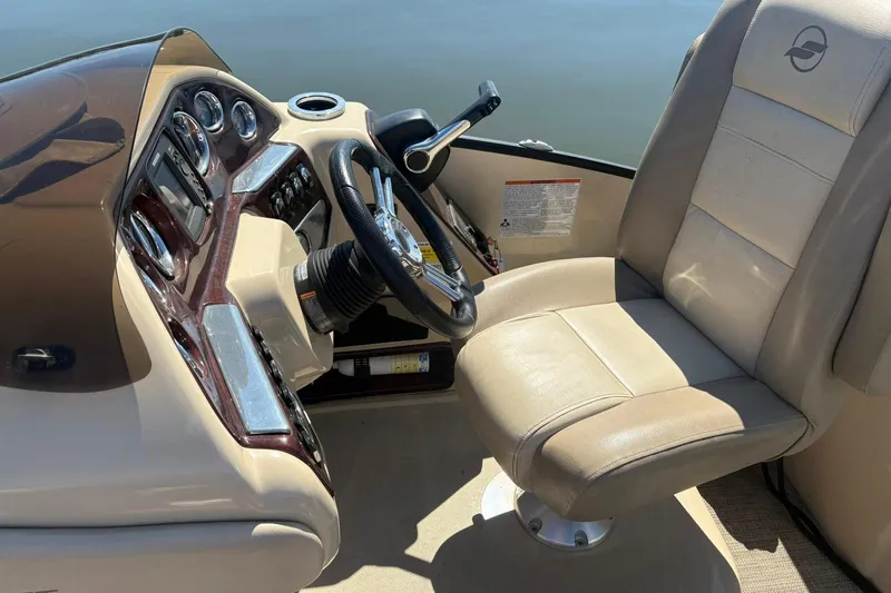 Slide: The Image of Captain's seat and dashboard of a 2016 Starcraft MX 23 L boat. - 8