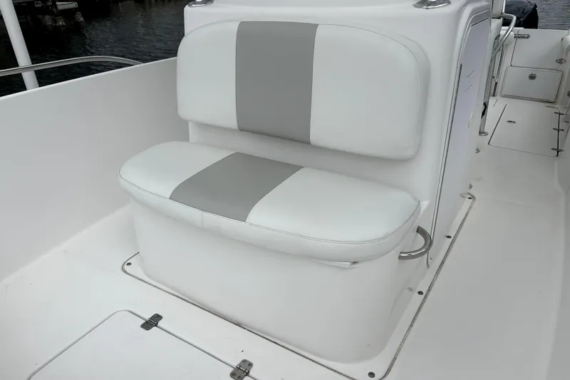 Slide: The Image of White and gray seating on 2014 Pro-Line 26 Super Sport boat deck. - 29