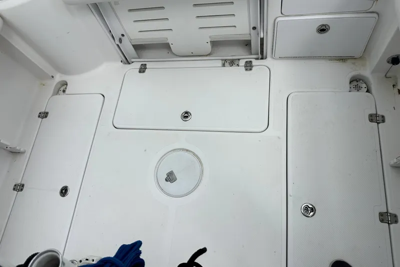 Slide: The Image of Interior of a 2014 Pro-Line 26 Super Sport boat. - 31